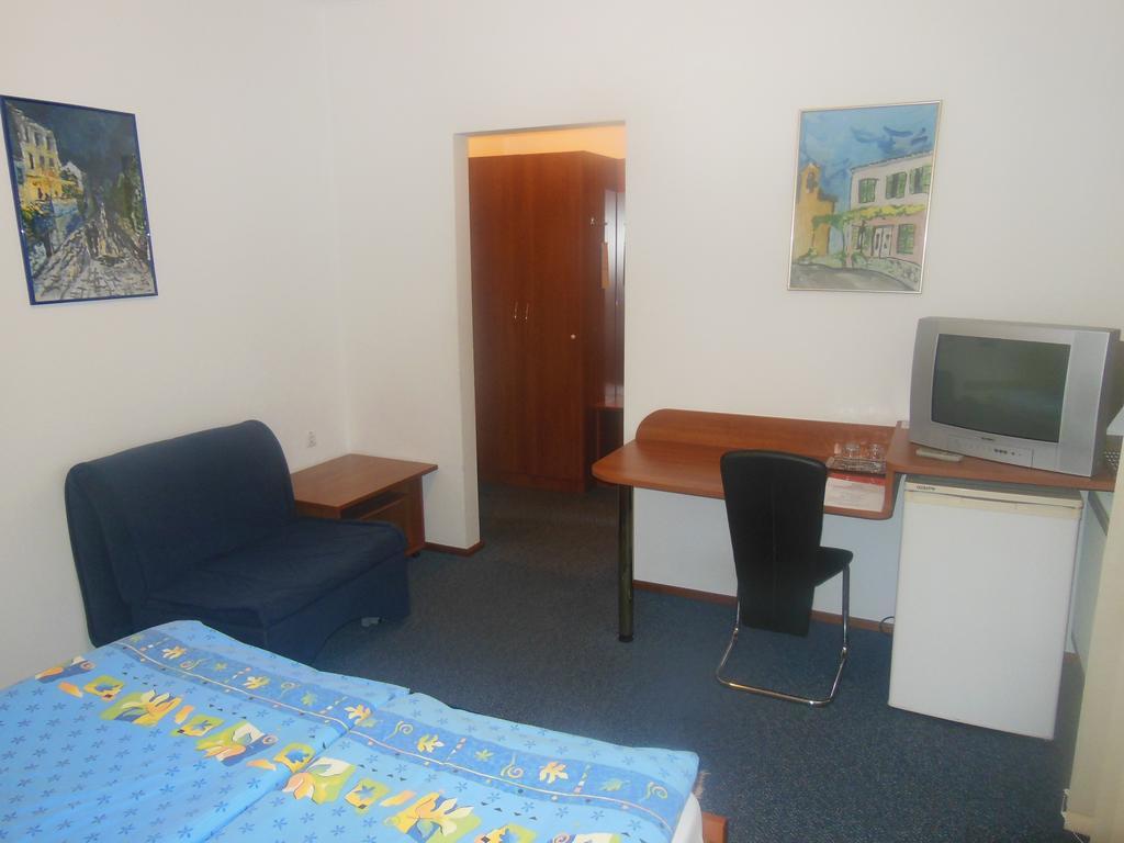 Hotel Pri Belokranjcu Novo Mesto Room photo